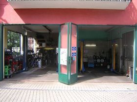 Einfahrt zur KFZ-Werkstatt